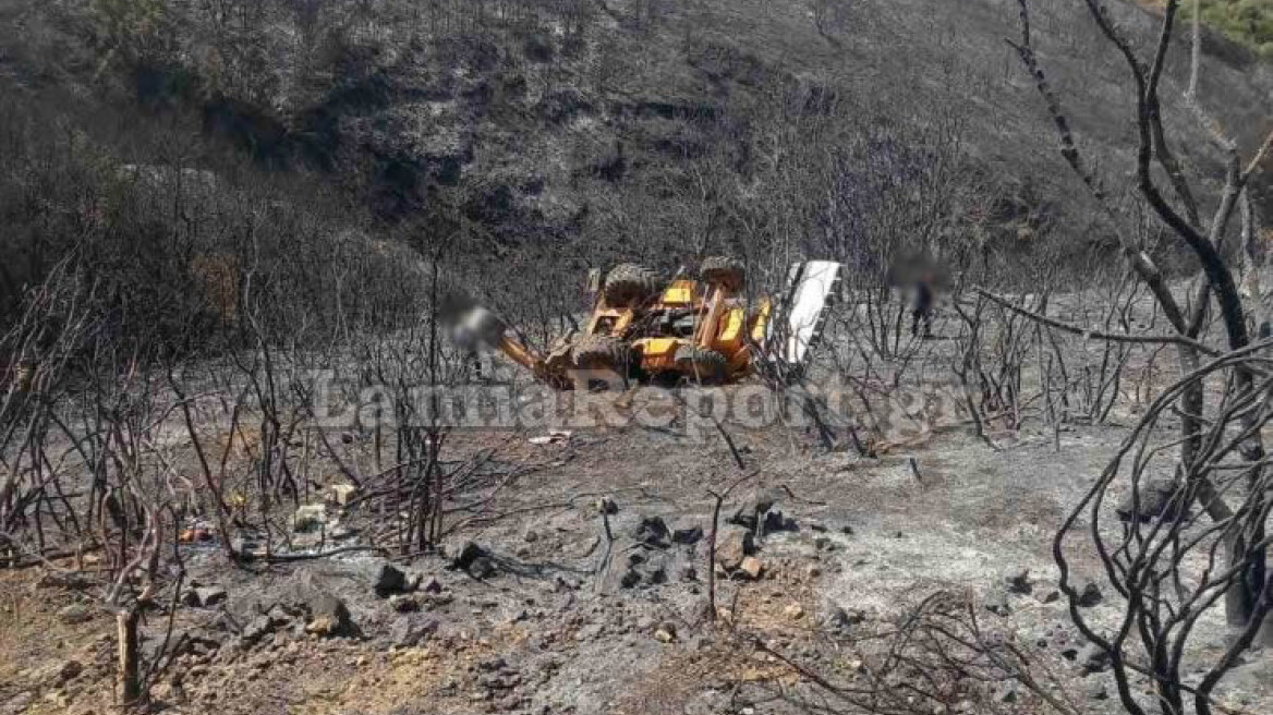 Φωτιά στη Φωκίδα: Μπουλντόζα έπεσε σε γκρεμό - Εγκλωβισμένος ο χειριστής