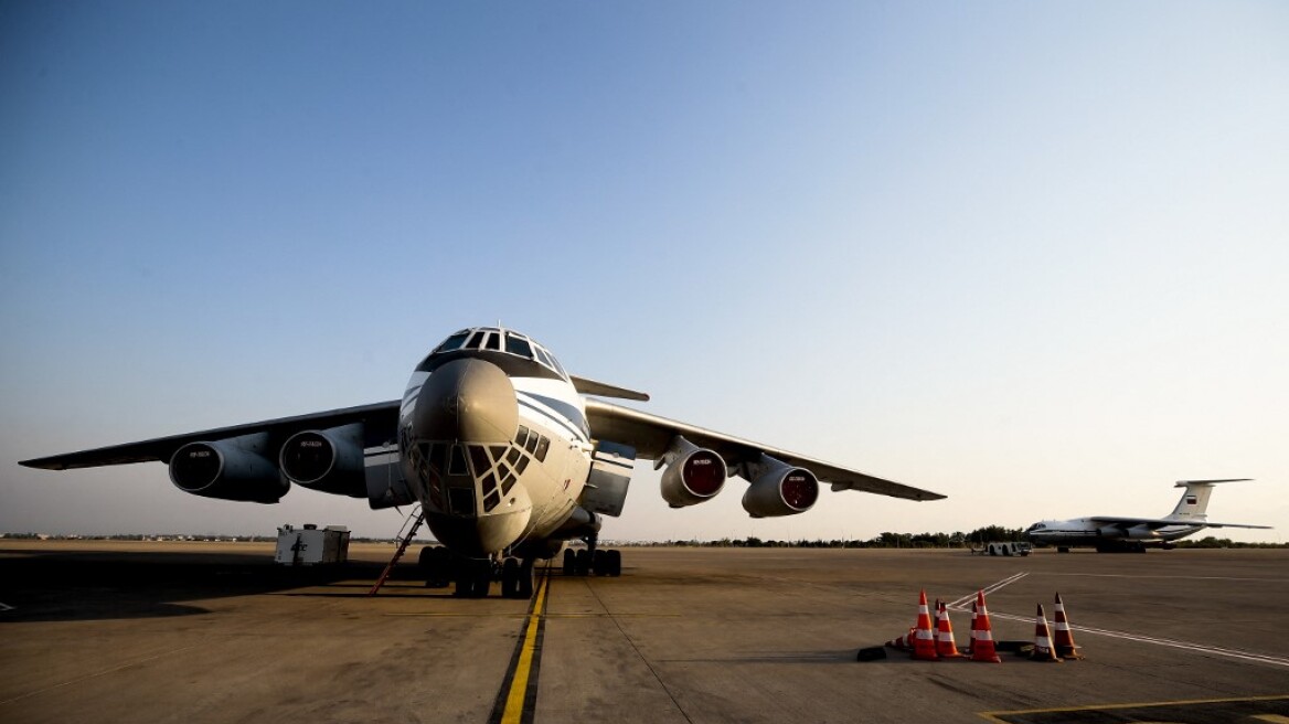 Έφτασε στην Αθήνα το «ιπτάμενο τάνκερ» Ilyushin Il-76 για τη μάχη κατάσβεσης των πυρκαγιών - Βίντεο