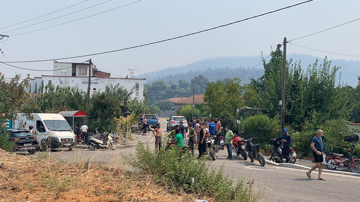 Φωτιά στην Εύβοια: Μάχη στο Ασμήνι - Έφτασαν ξανά στο Πευκί οι φλόγες