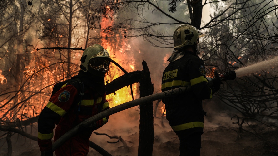 Πυρκαγιές: Συνεχίζεται η μάχη σε Εύβοια, Ηλεία-Αρκαδία και Λακωνία