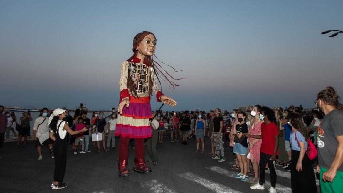 Η πελώρια μαριονέτα Αμάλ έφτασε από τη Συρία στη Χίο