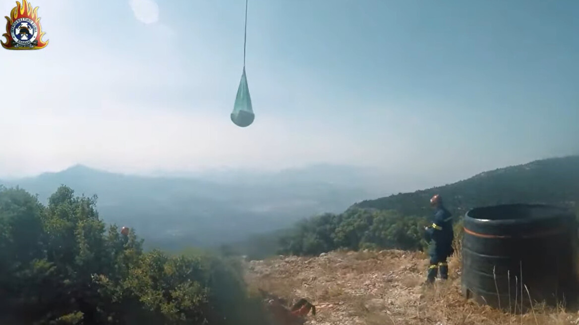 Πυρκαγιές - Εντυπωσιακό βίντεο: Πυροσβέστες σβήνουν φωτιές σε δυσπρόσιτα σημεία