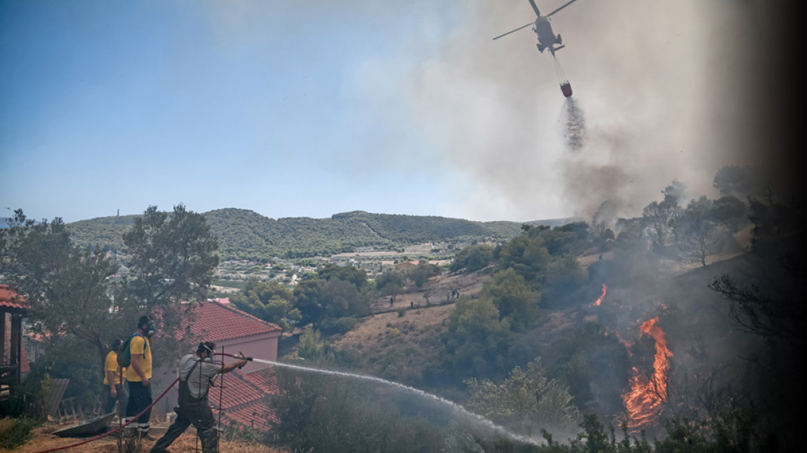 Φωτιά στην Κερατέα: Κάτοικος έσωσε τη μάνα και το σπίτι του από τις φλόγες στο Μαρκάτι - Βίντεο και φωτογραφίες