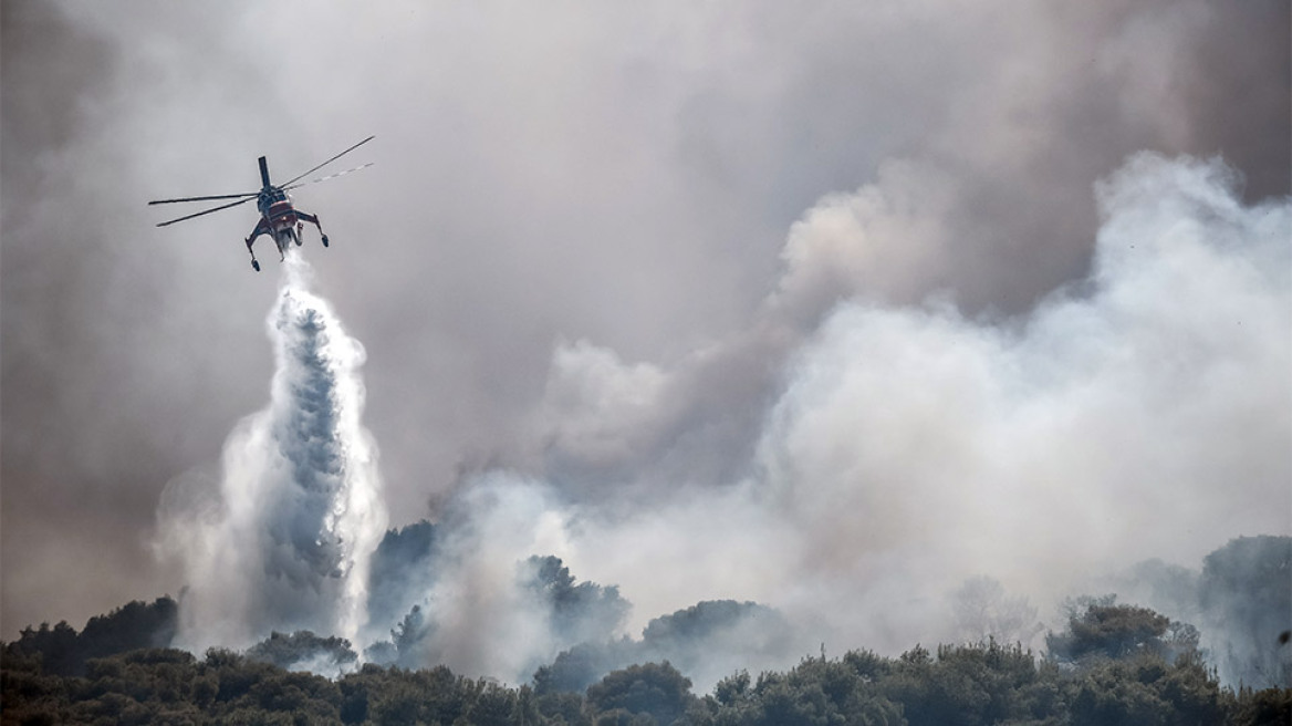 Φωτιές:  Στα Βίλια φτάνουν οι φλόγες - Εκκενώνεται κι άλλος οικισμός - Μάχη για να ελεγχθεί η φωτιά στην Κερατέα