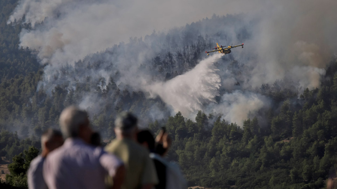 Φωτιά στα Βίλια: Συνεχείς αναζωπυρώσεις - Ρίψεις νερού από τις εναέριες δυνάμεις