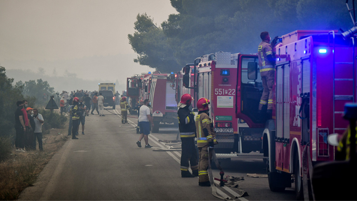 Φωτιά στα Βίλια: Καλύτερη η εικόνα του πύρινου μετώπου - Στόχος να μην επεκταθεί στον κάμπο των Μεγάρων  