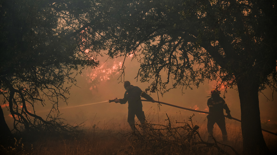 Φωτιά στα Βίλια: Εκκενώθηκαν πέντε οικισμοί 