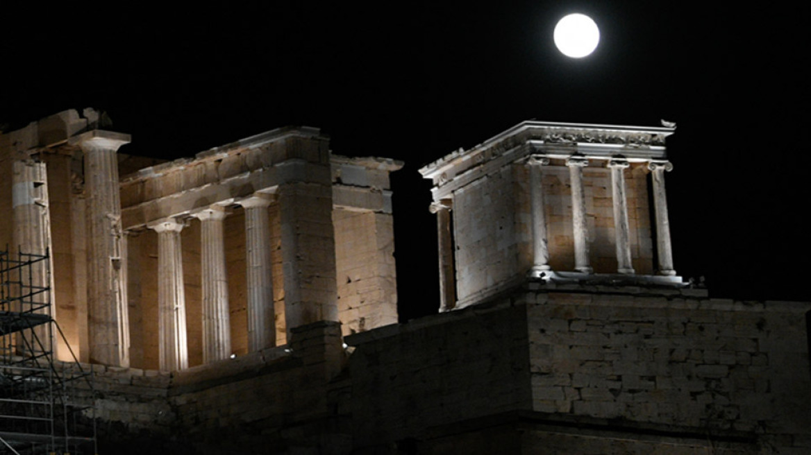 Υπέροχες εικόνες από την Αυγουστιάτικη πανσέληνο - Δείτε φωτογραφίες 