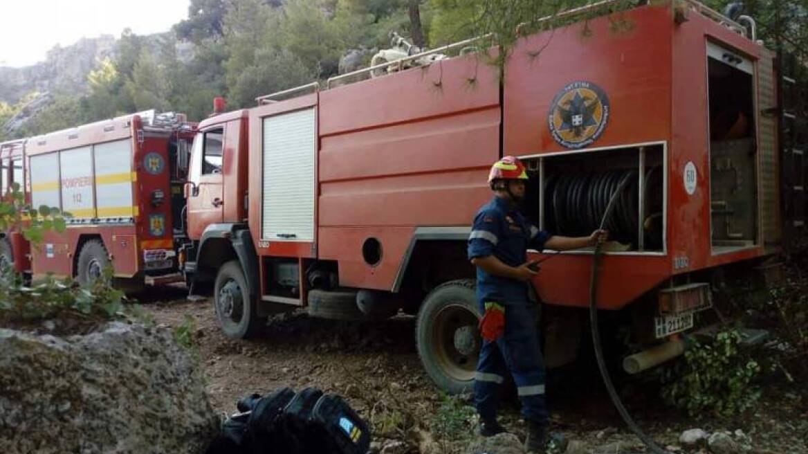 Σε ύφεση η φωτιά στα Βίλια: Ισχυρές δυνάμεις της πυροσβεστικής στην περιοχή Κάζα