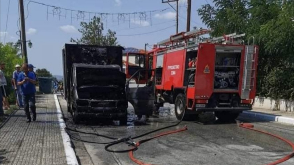 Χαλκιδική: Φωτιά σε φορτηγό ψυγείο στη Γαλάτιστα - Δείτε φωτογραφίες