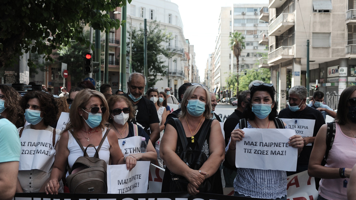 Συγκέντρωση ΠΟΕΔΗΝ: «Όχι στον υποχρεωτικό εμβολιασμό» - Κλειστό το κέντρο της Αθήνας 