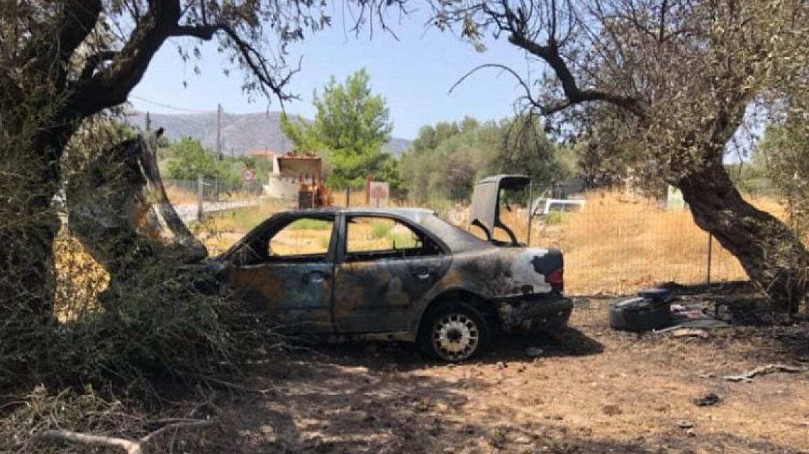 Τροχαίο στην Κερατέα: Αυτοκίνητο καρφώθηκε σε δέντρο και τυλίχτηκε στις φλόγες