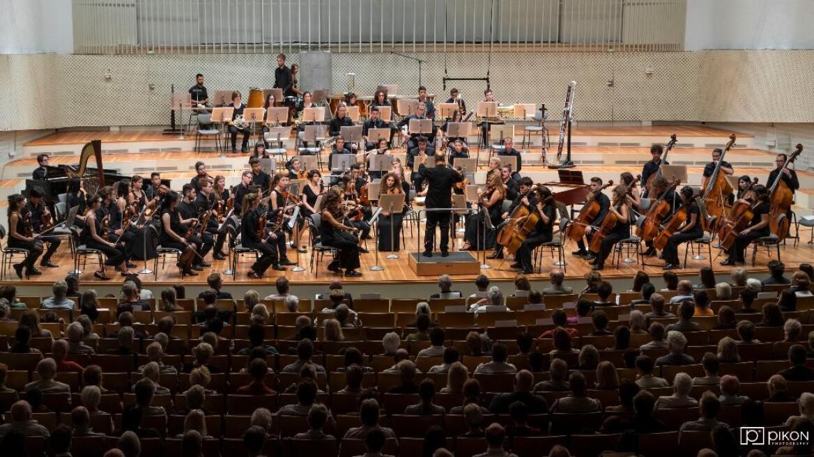 Η  Underground Youth Orchestra παίζει ισπανική συμφωνική μουσική στο Χαλάνδρι