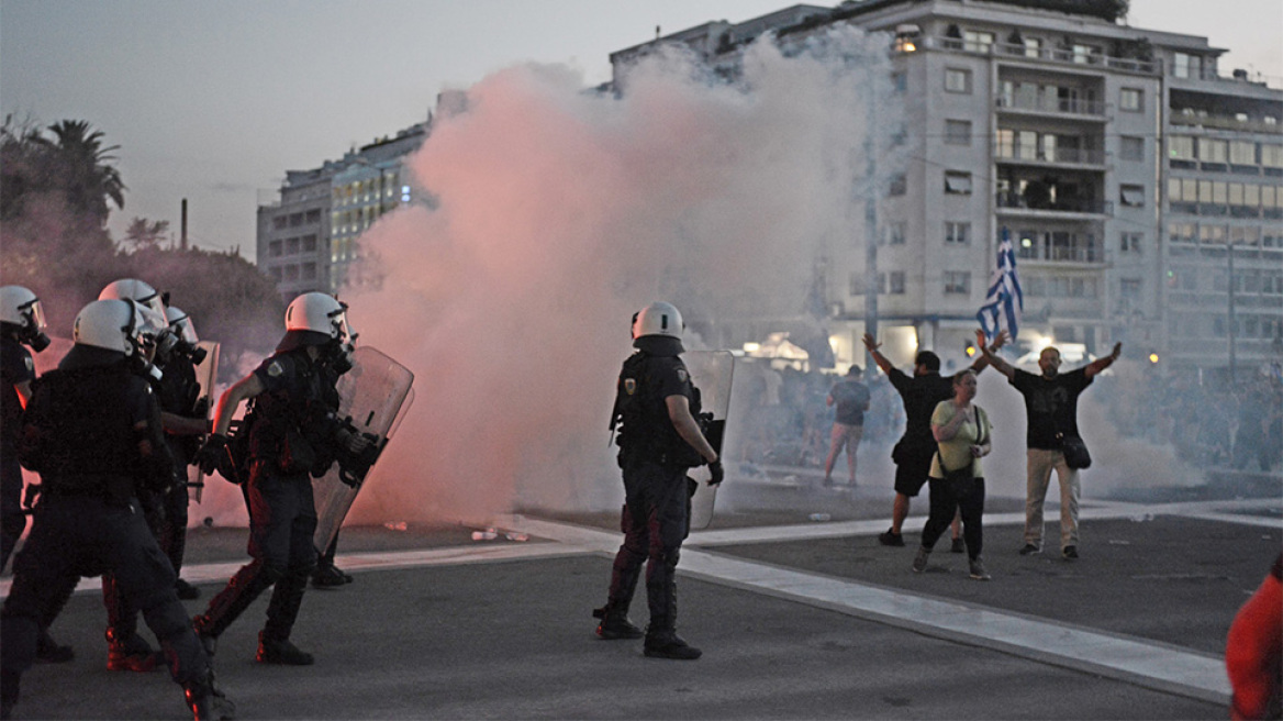 Επεισόδια με τους αντιεμβολιαστές στο Σύνταγμα - Χημικά από την Αστυνομία (Δείτε βίντεο και φωτογραφίες) 