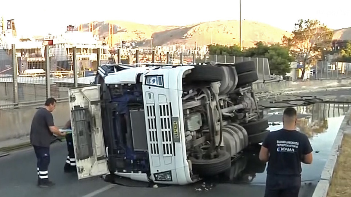 Ανατροπή βυτιοφόρου: Κλειστή η λεωφόρος Δραπετσώνας