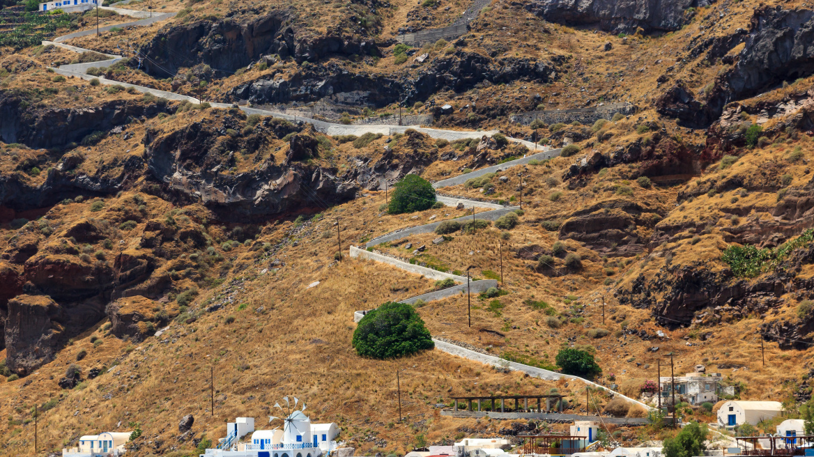 Αν η Σαντορίνη έχει το ωραιότερο ηλιοβασίλεμα, η Θηρασία έχει την πιο μαγευτική ανατολή