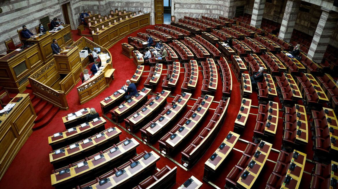 Στους ρυθμούς του επικείμενου ανασχηματισμού συνεδριάζει η Βουλή