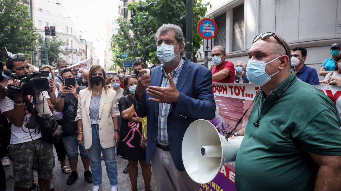 Με Πολάκη παρόντα η διαμαρτυρία ΠΟΕΔΗΝ για τον υποχρεωτικό εμβολιασμό των υγειονομικών 