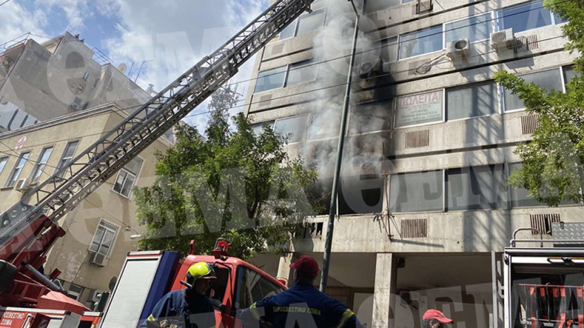 Υπό έλεγχο η φωτιά σε κτίριο στο κέντρο της Αθήνας - Απεγκλώβισαν ανθρώπους από τους ορόφους  