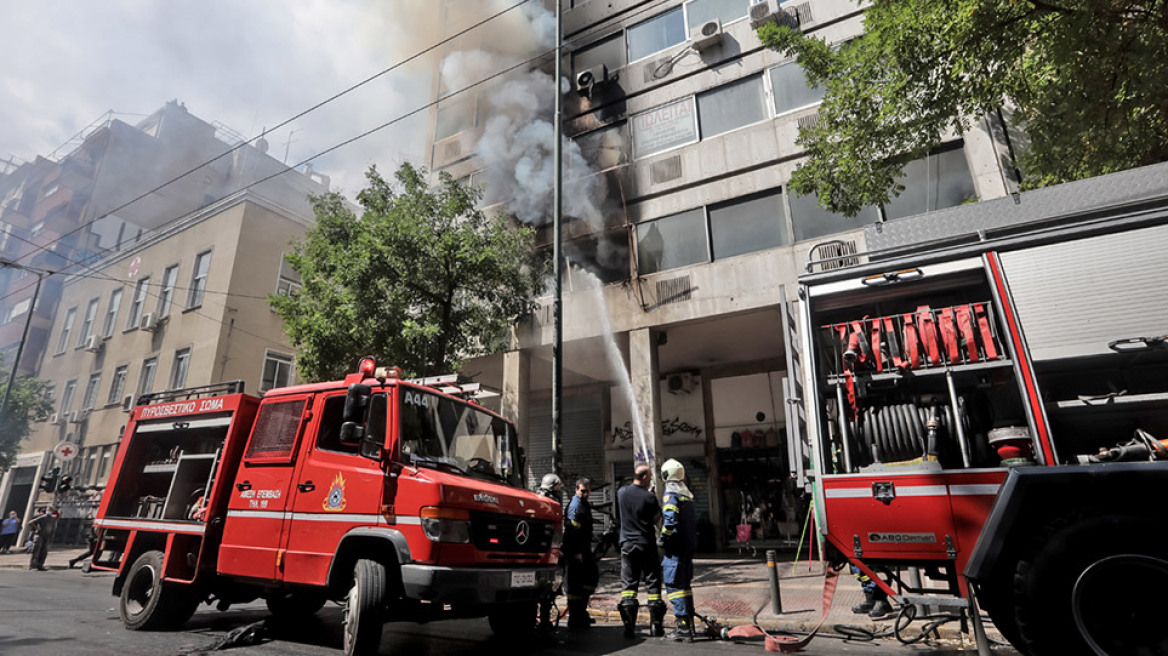 Απεγκλωβισμός ανθρώπων μετά από φωτιά σε κτίριο στο κέντρο της Αθήνας - Δείτε βίντεο  