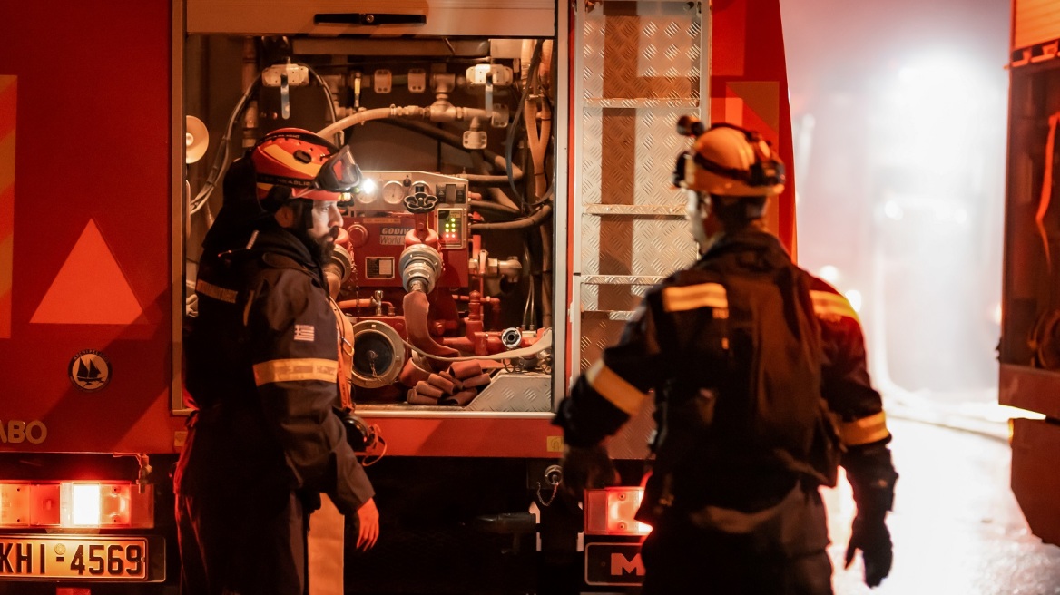 Φωτιά σε διαμέρισμα στην Πλατεία Βάθη: Απεγκλωβίστηκε 35χρονος με κλιμακοφόρο