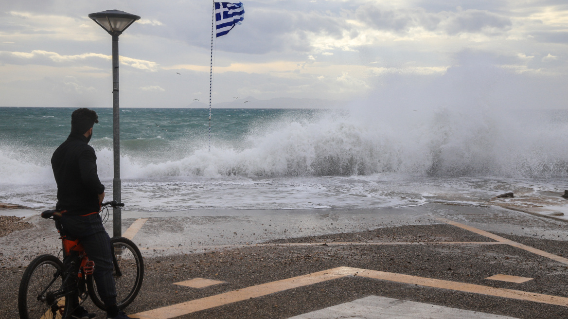 Καιρός: Βροχές στα δυτικά, πτώση της θερμοκρασίας και θυελλώδεις άνεμοι 8 μποφόρ