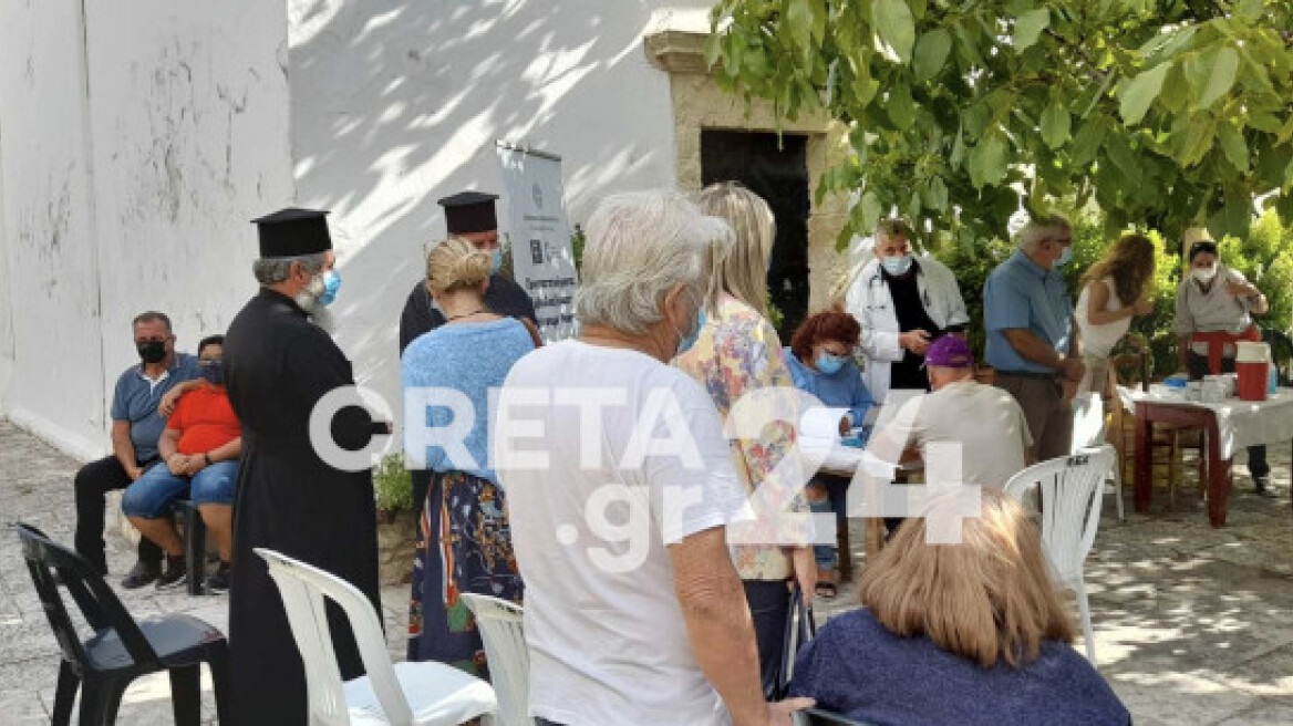 Εμβολιαστικό κέντρο η εκκλησία στις Αρχάνες - Δεκάδες πολίτες σπεύδουν να εμβολιαστούν