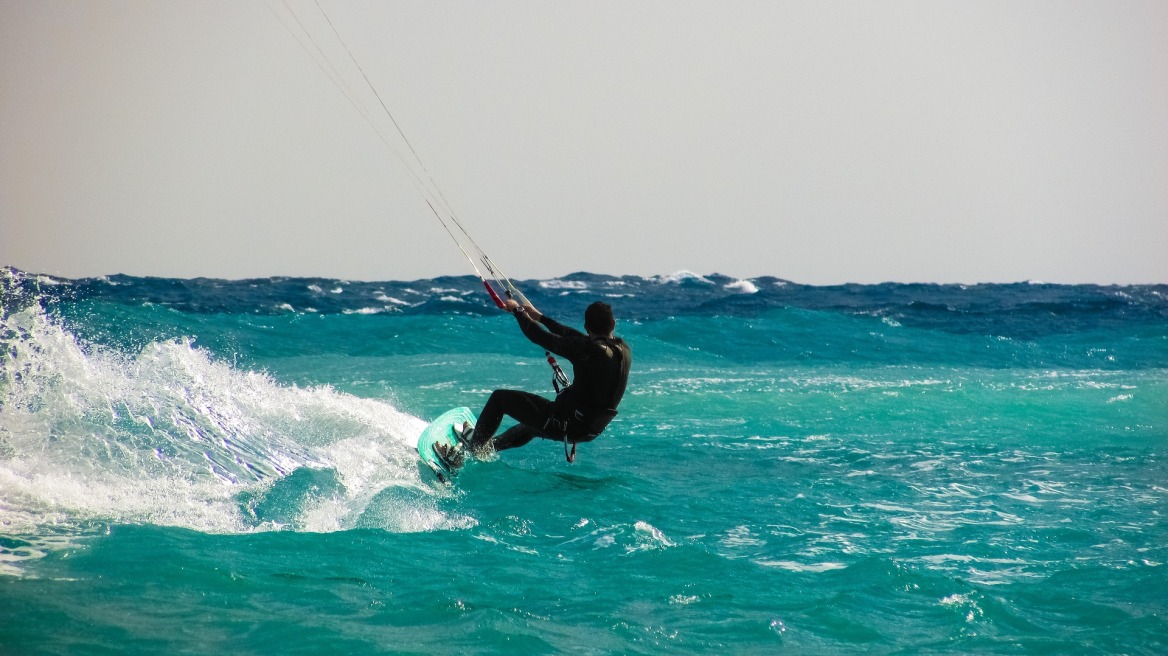 Κουφονήσι: Σοβαρός τραυματισμός kite surfer - Έπαθε κάταγμα και στα δύο πόδια κάνοντας αετοσανίδα