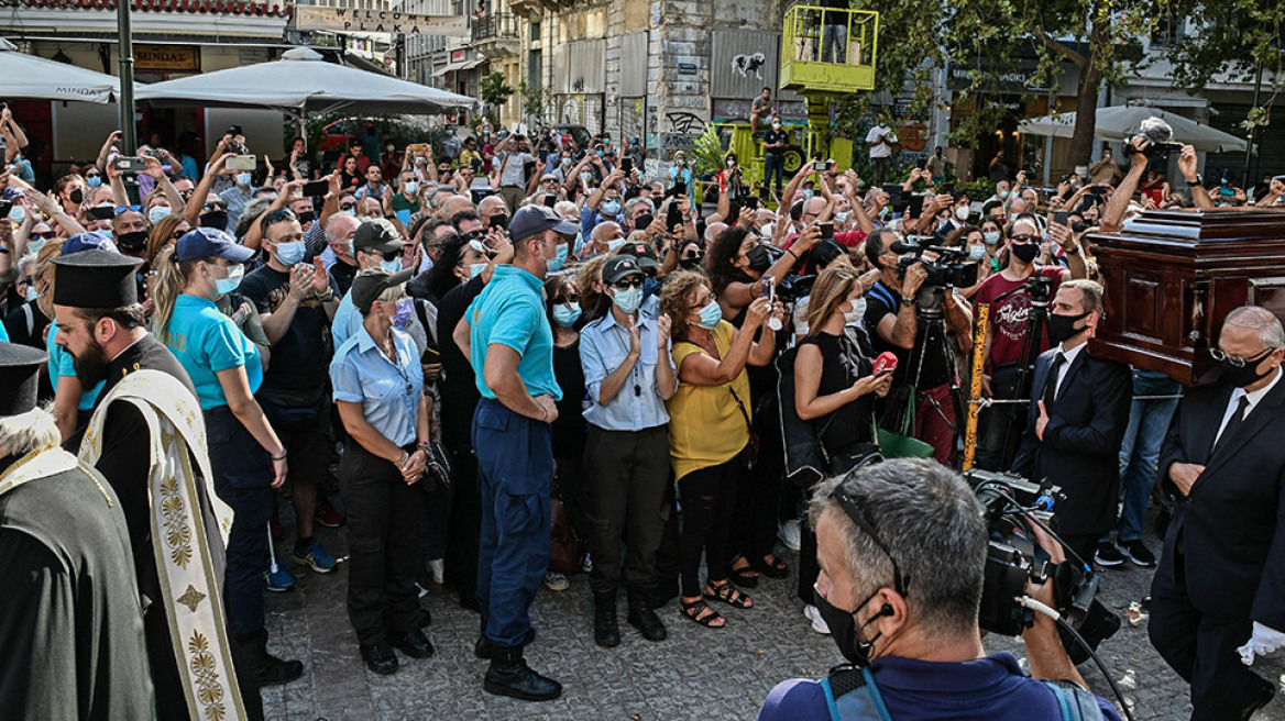 Μίκης Θεοδωράκης: Η Ελλάδα υποκλίνεται στον μεγάλο συνθέτη - Από τις 10 το πρωί το λαϊκό προσκύνημα την Τρίτη