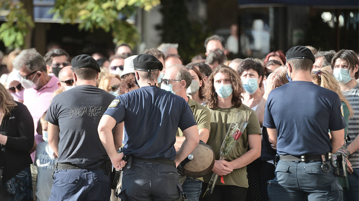 Μίκης Θεοδωράκης: Με τη μουσική και τα τραγούδια του το λαϊκό προσκύνημα στη σορό του