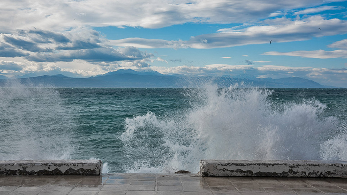 Καιρός: Απαγορευτικό απόπλου λόγω ισχυρών ανέμων σε Πειραιά, Λαύριο και Ραφήνα