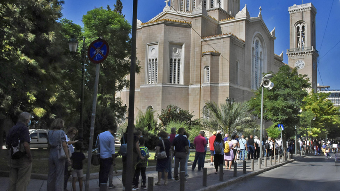 Μίκης Θεοδωράκης: Οι Έλληνες υποκλίνονται στον κορυφαίο μουσικοσυνθέτη - Πλήθος κόσμου από το πρωί στη Μητρόπολη