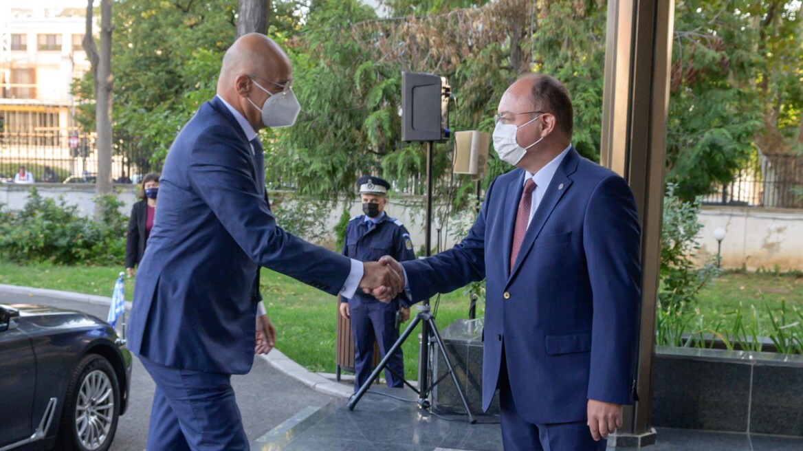 Στο Βουκουρέστι ο Δένδιας - Η εγκάρδια υποδοχή του Ρουμάνου υπουργού Εξωτερικών