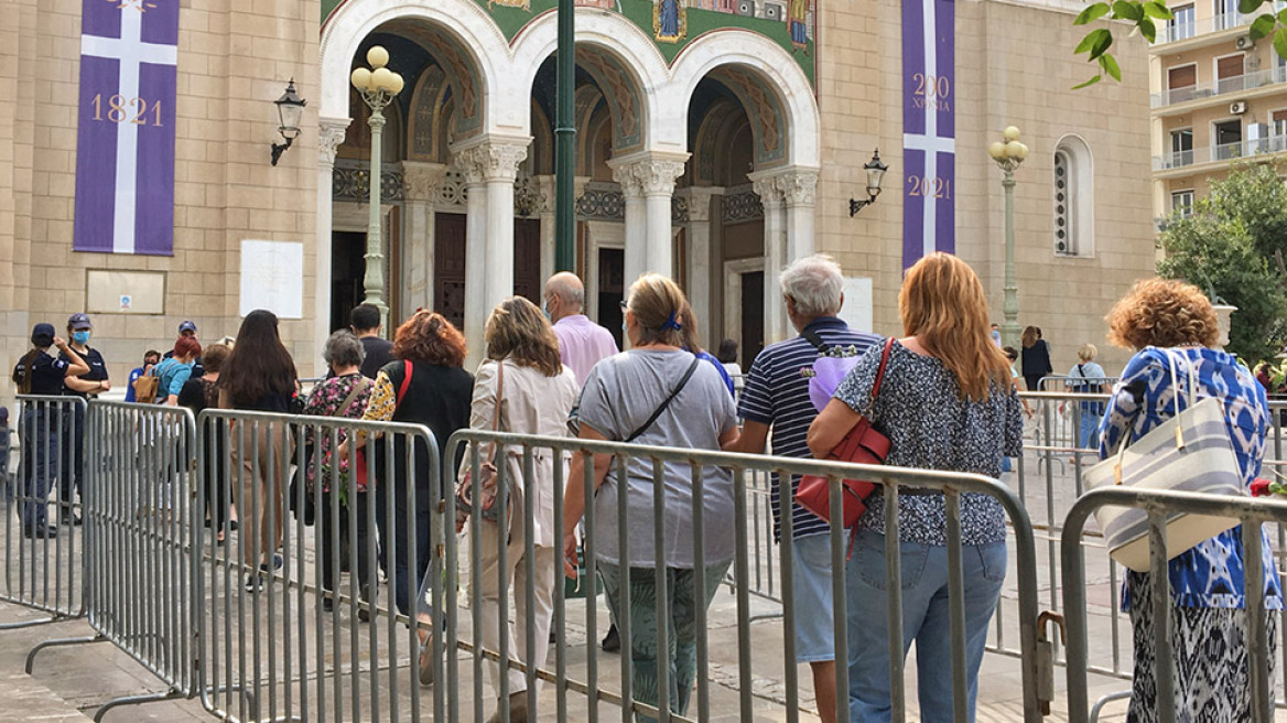 Βαθιά υπόκλιση στον Μίκη Θεοδωράκη: Πλήθος κόσμου συρρέει στη Μητρόπολη Αθηνών