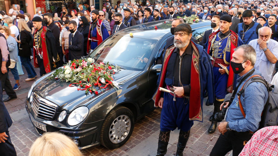 Μίκης Θεοδωράκης: Συγκίνηση, 96 βρακοφόροι και πλήθος κόσμου τον αποχαιρετούν στα Χανιά 