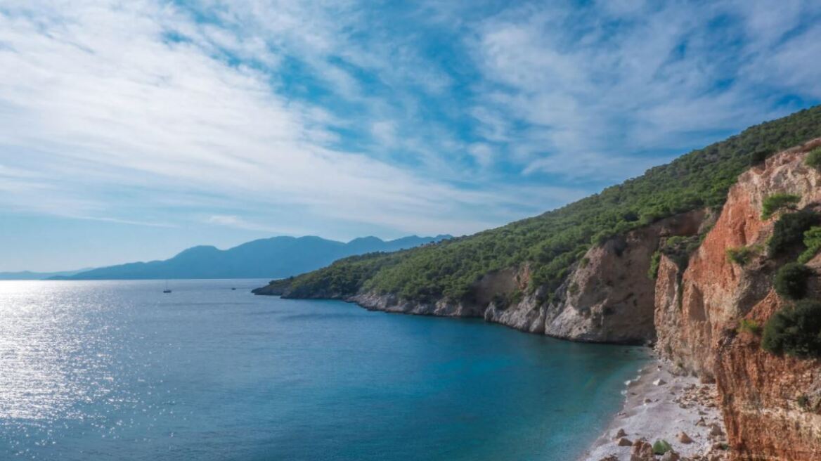 Σαββατοκύριακο στο Αγκίστρι: Το καταπράσινο νησί με αρωματικά πεύκα που φτάνουν μέχρι τη θάλασσα 