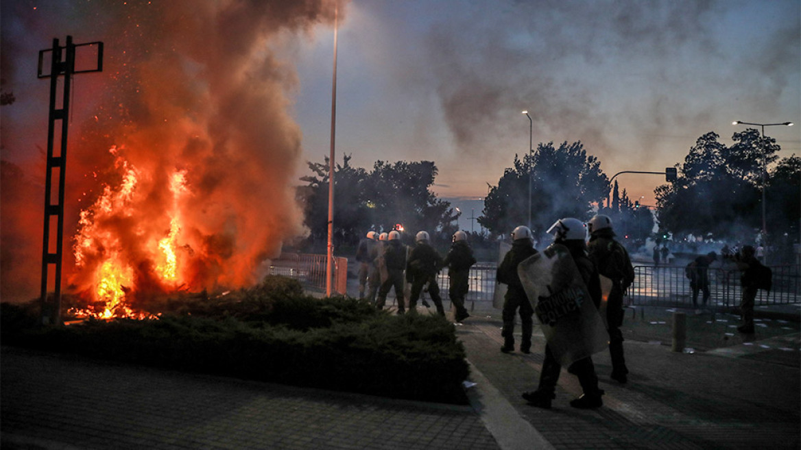 Θεσσαλονίκη: Επεισόδια στην πορεία των αντιεμβολιαστών - Έπεσαν μολότοφ και χημικά 