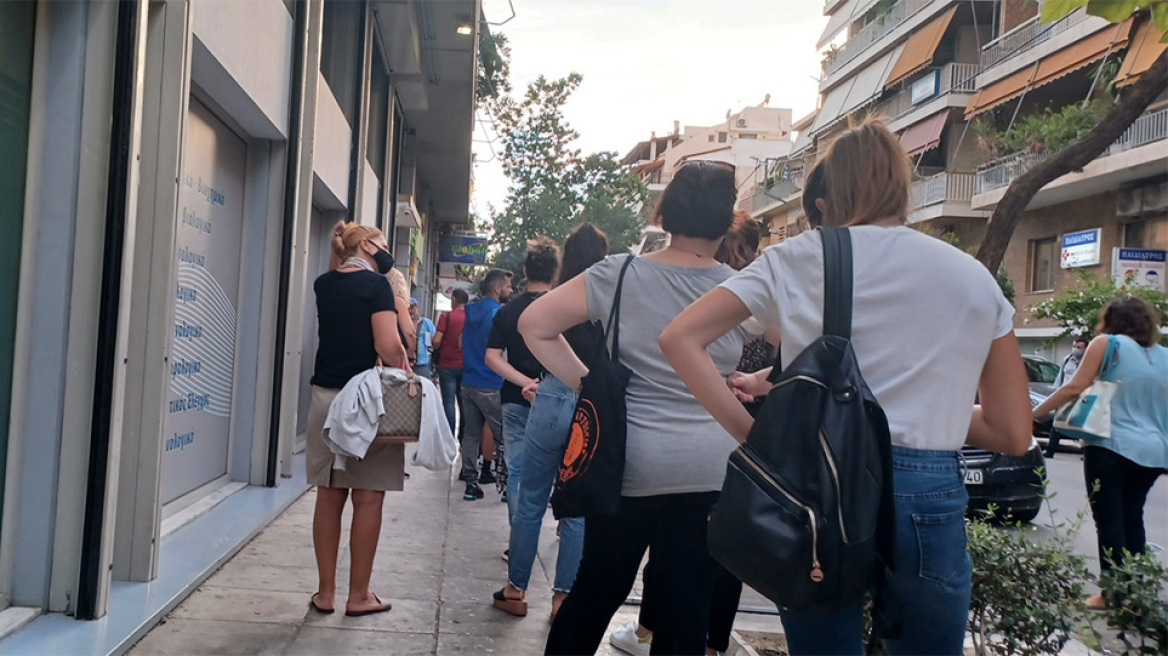 Ουρές και πολύωρη αναμονή έξω από τα διαγνωστικά κέντρα για rapid test - Φωτογραφίες 