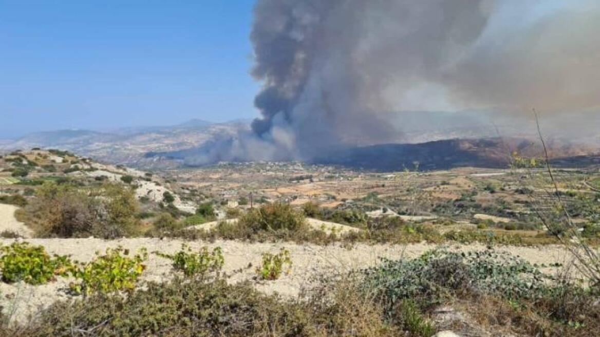 Κύπρος: Μεγάλη φωτιά στην Πάφο - Εκκενώνεται το χωριό Θρυνιά