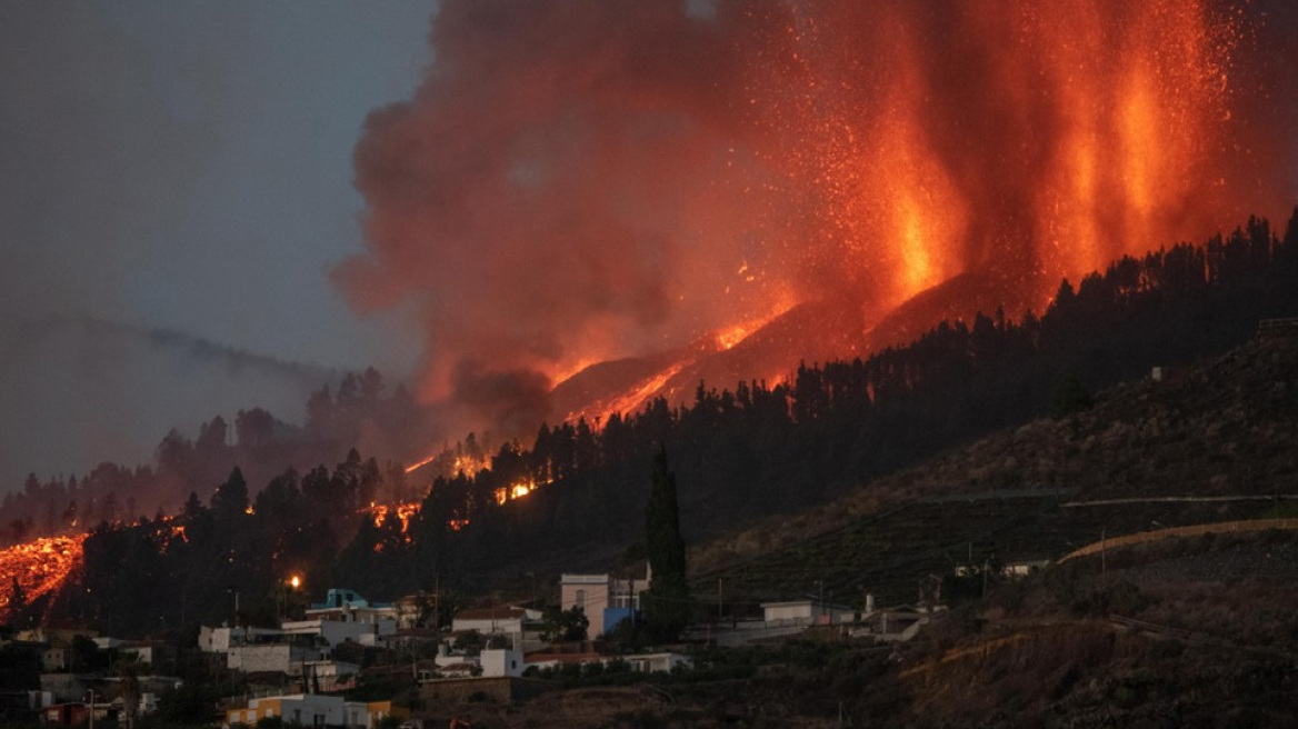 Λα Πάλμα: Εξακολουθεί να ρέει η λάβα από το ηφαίστειο - Συνεχείς οι εκκενώσεις οικισμών 