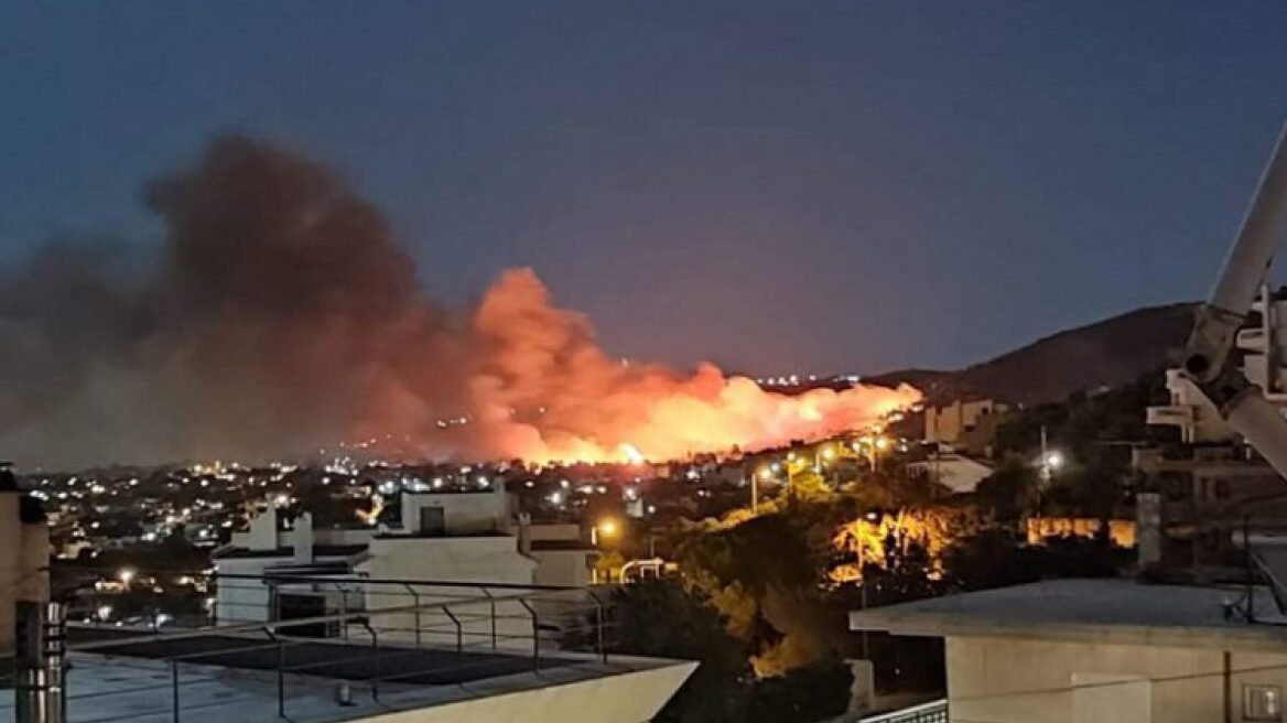 Χωρίς ενεργό μέτωπο η πυρκαγιά στη Νέα Μάκρη - Παραμένουν ισχυρές πυροσβεστικές δυνάμεις 