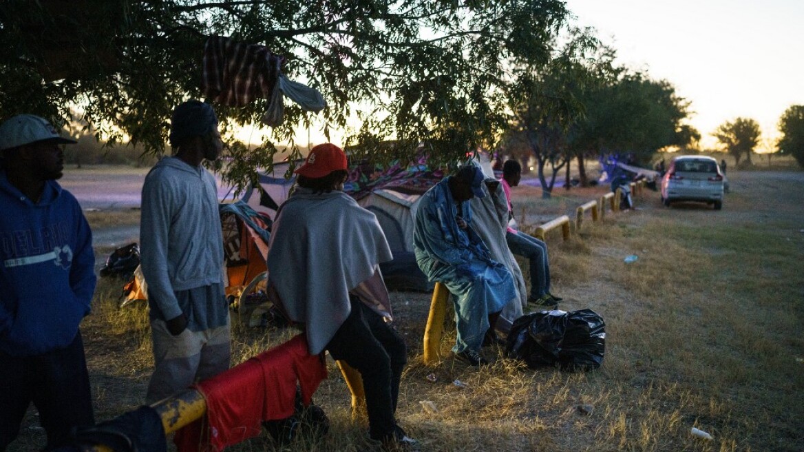 Η συνοριοφυλακή των ΗΠΑ σταματάει προσωρινά τη χρήση έφιππων αστυνομικών στο Τέξας