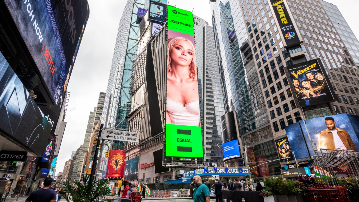 Josephine: Φιγουράρει σε billboard στην Times Square 