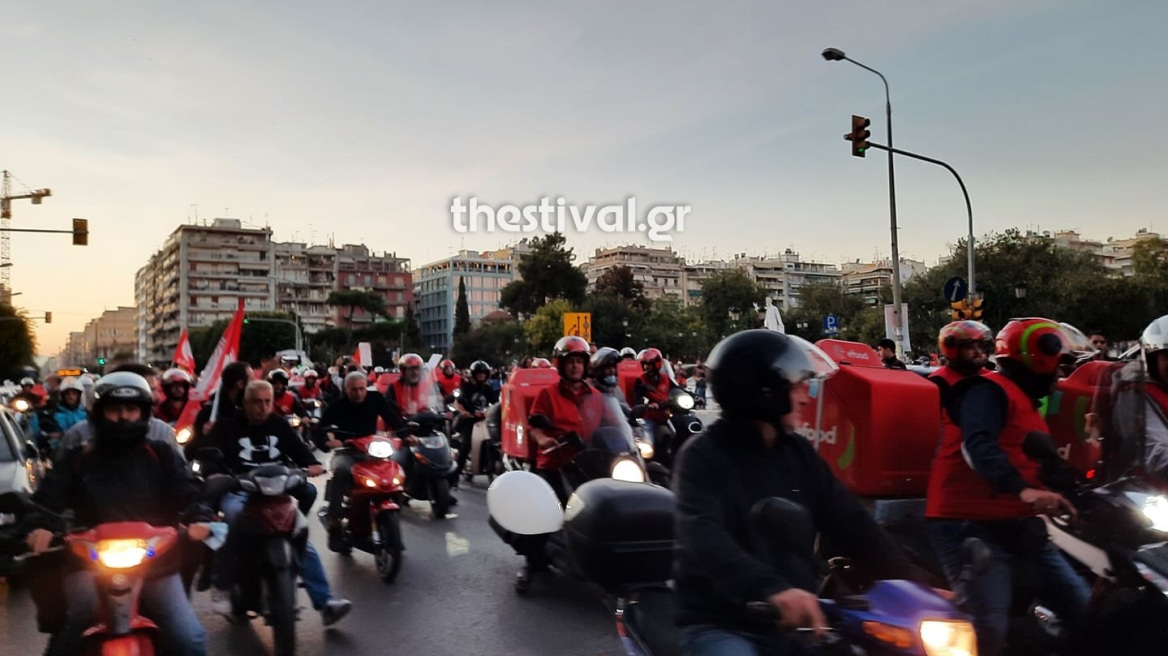 Μοτοπορεία διανομέων της efood στο κέντρο της Θεσσαλονίκης 