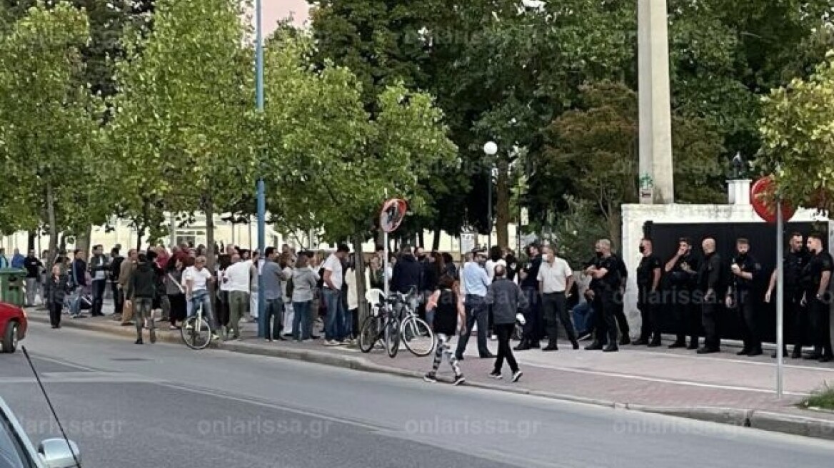 «Μέτωπο» του μητροπολίτη Λάρισας με αντιεμβολιαστές - Μετά τα... σοκολατάκια, οι μηνύσεις