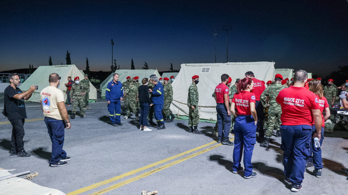 Σεισμός στην Κρήτη: Δύσκολη νύχτα για τους κατοίκους στο Αρκαλοχώρι - Θα κοιμηθούν σε σκηνές