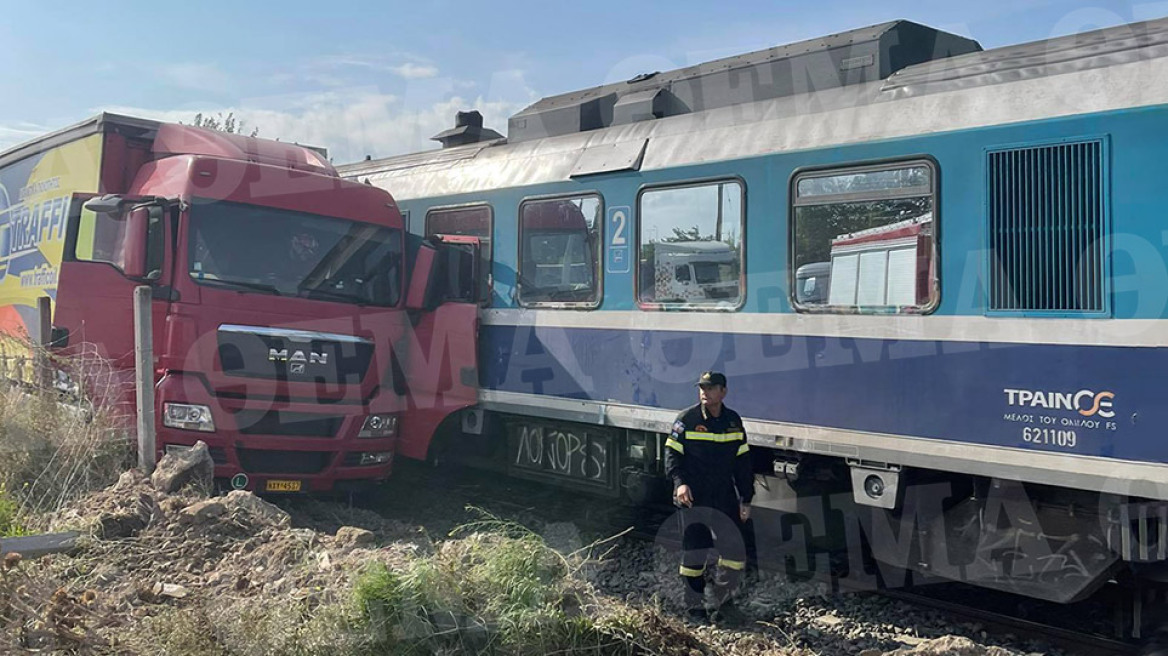 Τρένο συγκρούστηκε με φορτηγό έξω από τη Θεσσαλονίκη - Δείτε φωτογραφίες