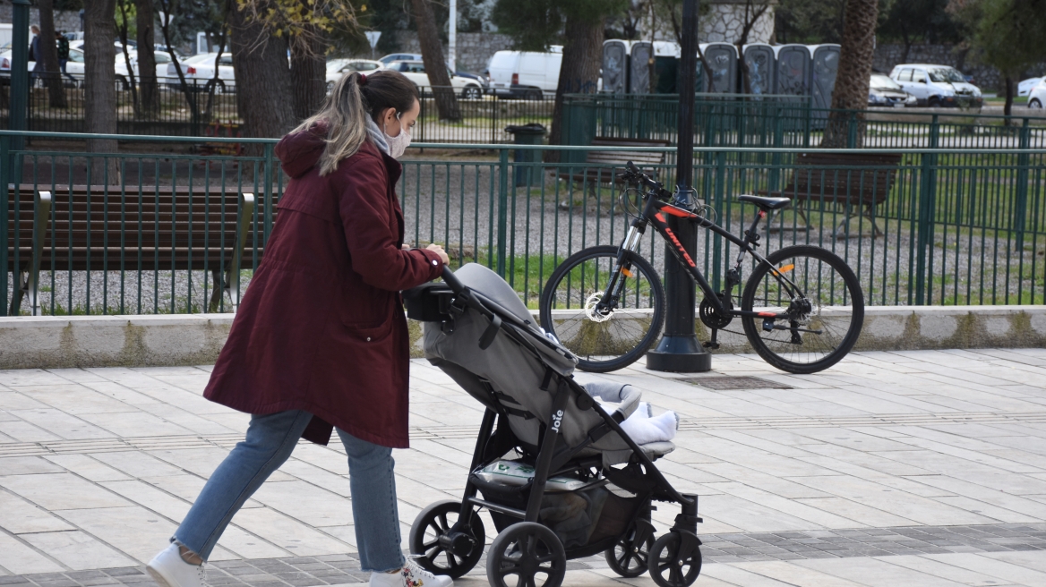 Υπουργείο Εργασίας: Κατατέθηκε τροπολογία για το πρόγραμμα «Νταντάδες της Γειτονιάς» - Τι προβλέπεται 