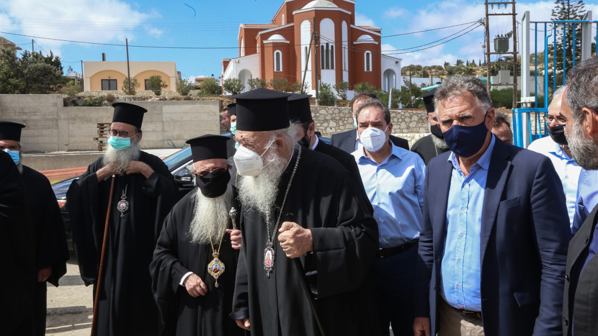 Σεισμός στην Κρήτη: Ο Αρχιεπίσκοπος Ιερώνυμος με την «ΑΠΟΣΤΟΛΗ» δίπλα στους σεισμόπληκτους Αρκαλοχωρίου