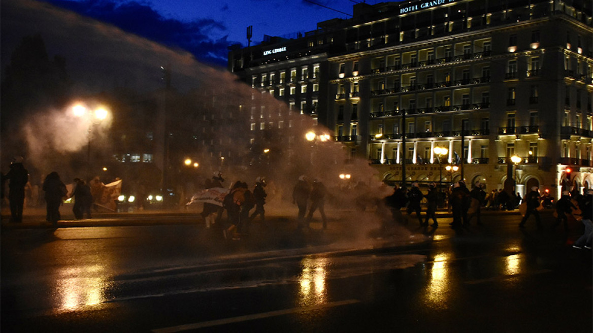 Δείτε βίντεο: Επεισόδια και χημικά στην πορεία κατά του νομοσχεδίου για την αξιολόγηση εκπαιδευτικών